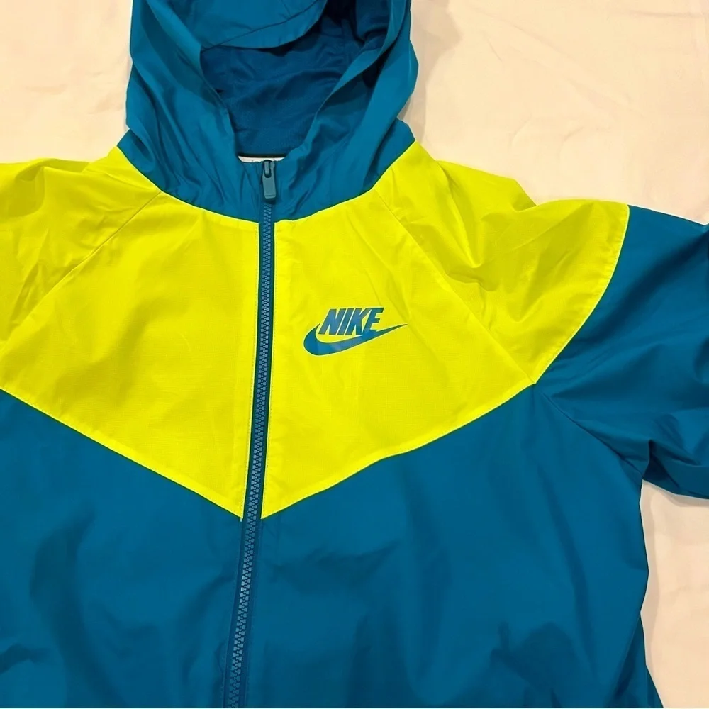 Nike | Windbreaker | Youth Size X-Large | Excellent like new condition.